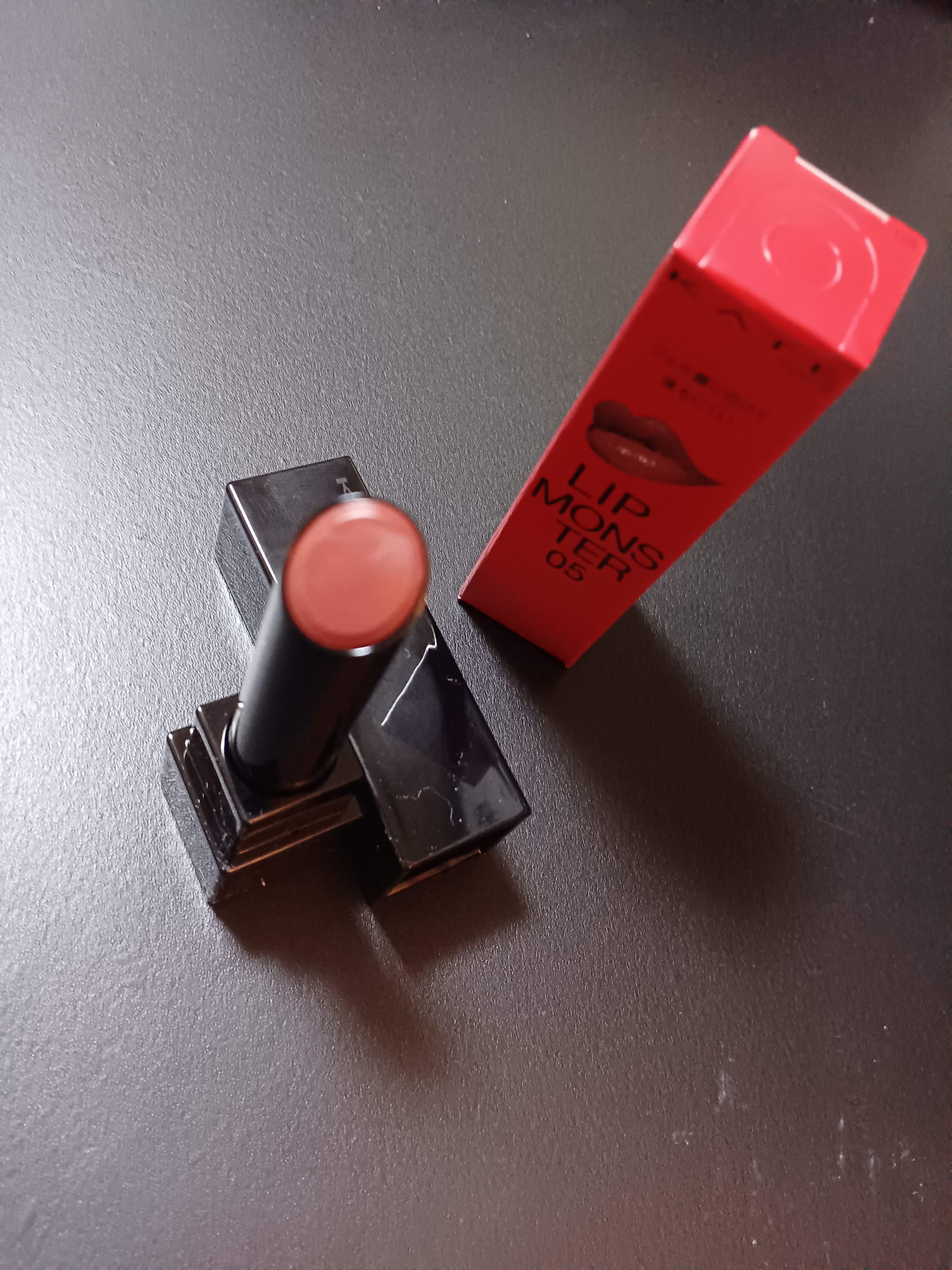 #KATE　#リップモンスター　#05　#ダークフィグ

ヘビロテし過ぎてダークフィグはリピートしました！

単品で使うよりも、まずこの色を塗ってから違う色のリップを塗る使い方が多かったです。

最近は陽炎と組み合わせることが多いです。

