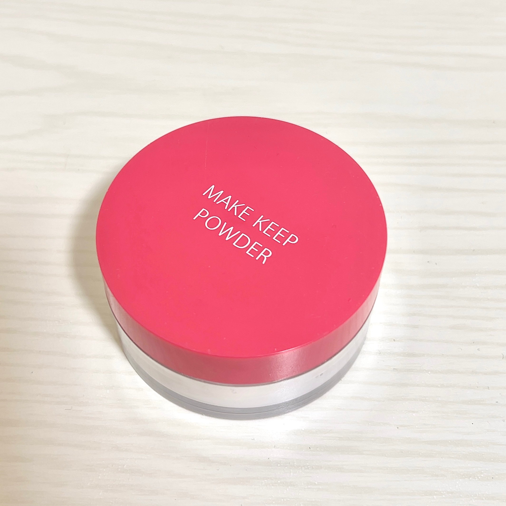  コーセーコスメニエンス
メイク キープ パウダー
──────────── 

粒子が細かくサラサラしています。
メイクの仕上げに薄く乗せると、皮脂を吸着してくれて長時間マット肌をキープできます🌸
パウダーの色はほぼ付かず無色に近いです