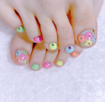 なかやまちえこ on LIPS 「おはな💐⠀⠀@kurebayashiiiちゃん⠀#nail#n..」(4枚目)