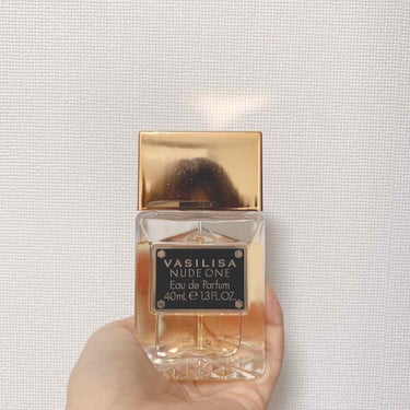 #vasilisa の#nudeone は今のところ私が出会った香水の中で1番気に入っています。飽きのこない香りです。
この香りと出会ったのはある友達の家に泊まらせてもらった時のことです。友達が出かける