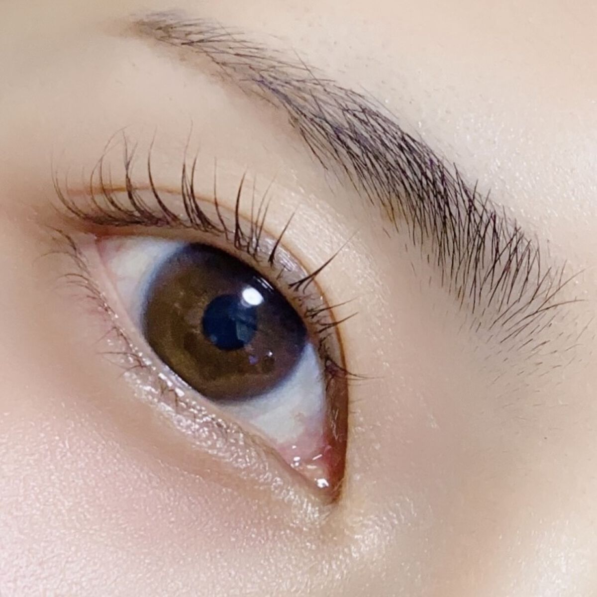 すっぴんでも目力をアップさせる方法3選&おすすめアイテム《お泊まりでもバレない目元メイクも紹介》のサムネイル