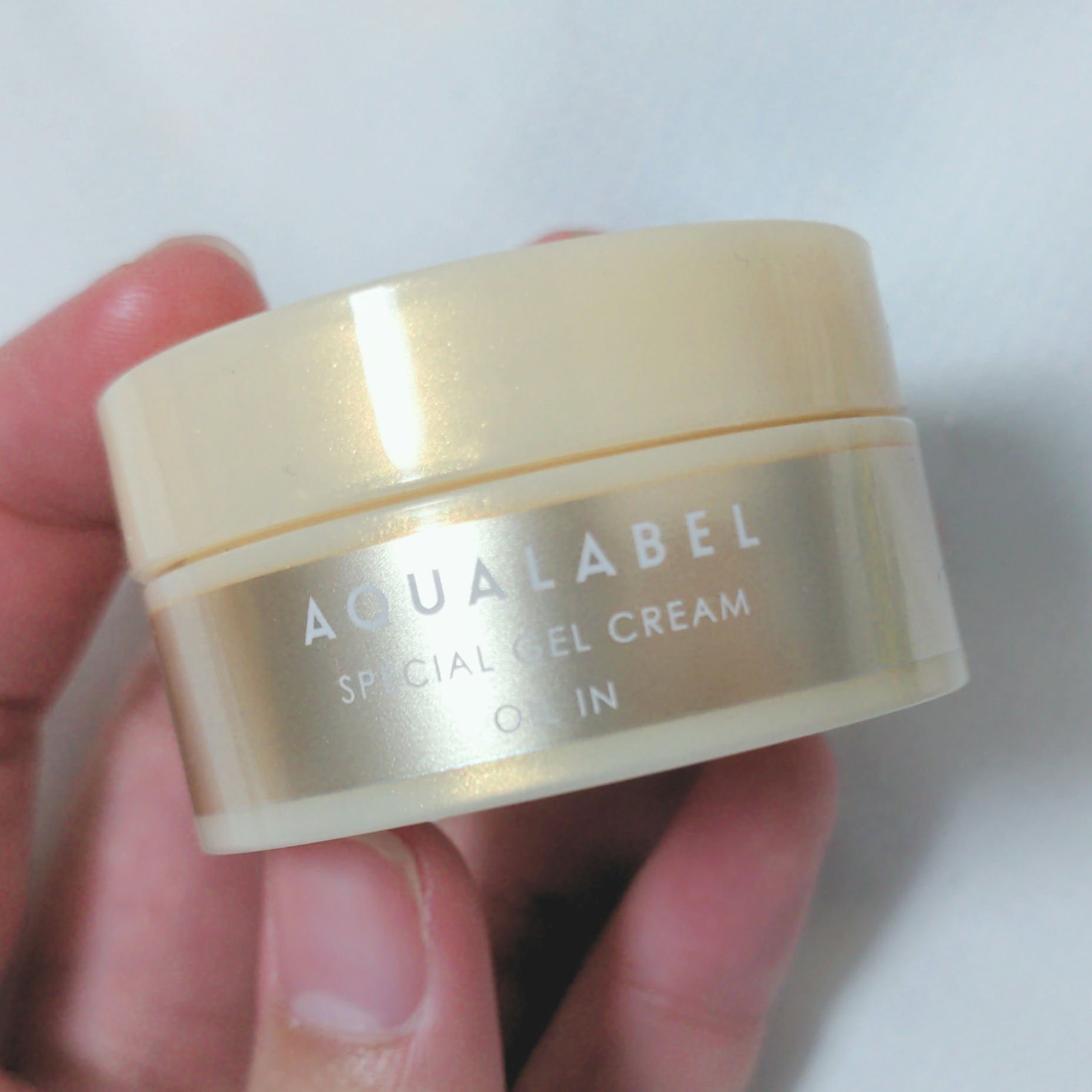 アクアレーベル
スペシャルジェルクリーム　ＥＸ
オイルイン

個人的にはこちらの黄色が一番お気に入りです！
オイルインとのこともあり、保湿感もバッチリ
つぶつぶのオイルが体温でぷちぷち弾けるのがたまらないです！





#提供