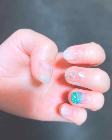 100円ネイルでセルフネイル💅

アルミホイルにACクイックドライ ベース&ハードナーとトップコートと垂らして薄めてグラデ風に。

薬指はトップコートを塗った後にセリアの貝殻風？の粒の緑をつめ先に真ん中