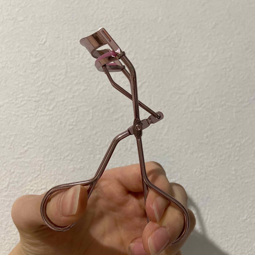 CANMAKE アイラッシュカーラー

ピンクが可愛かったので買ってみました！笑

他のビューラーを使ったことがないのでビューラーはこれじゃないとダメ！とかいうこだわりがない私には全然大丈夫🙆‍♀️

しっかりあがるし何より見た目が可愛い