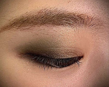 一桜 on LIPS 「秋のカーキ《make》深みのあるカーキを使った秋メイクです🦈瞼..」(1枚目)