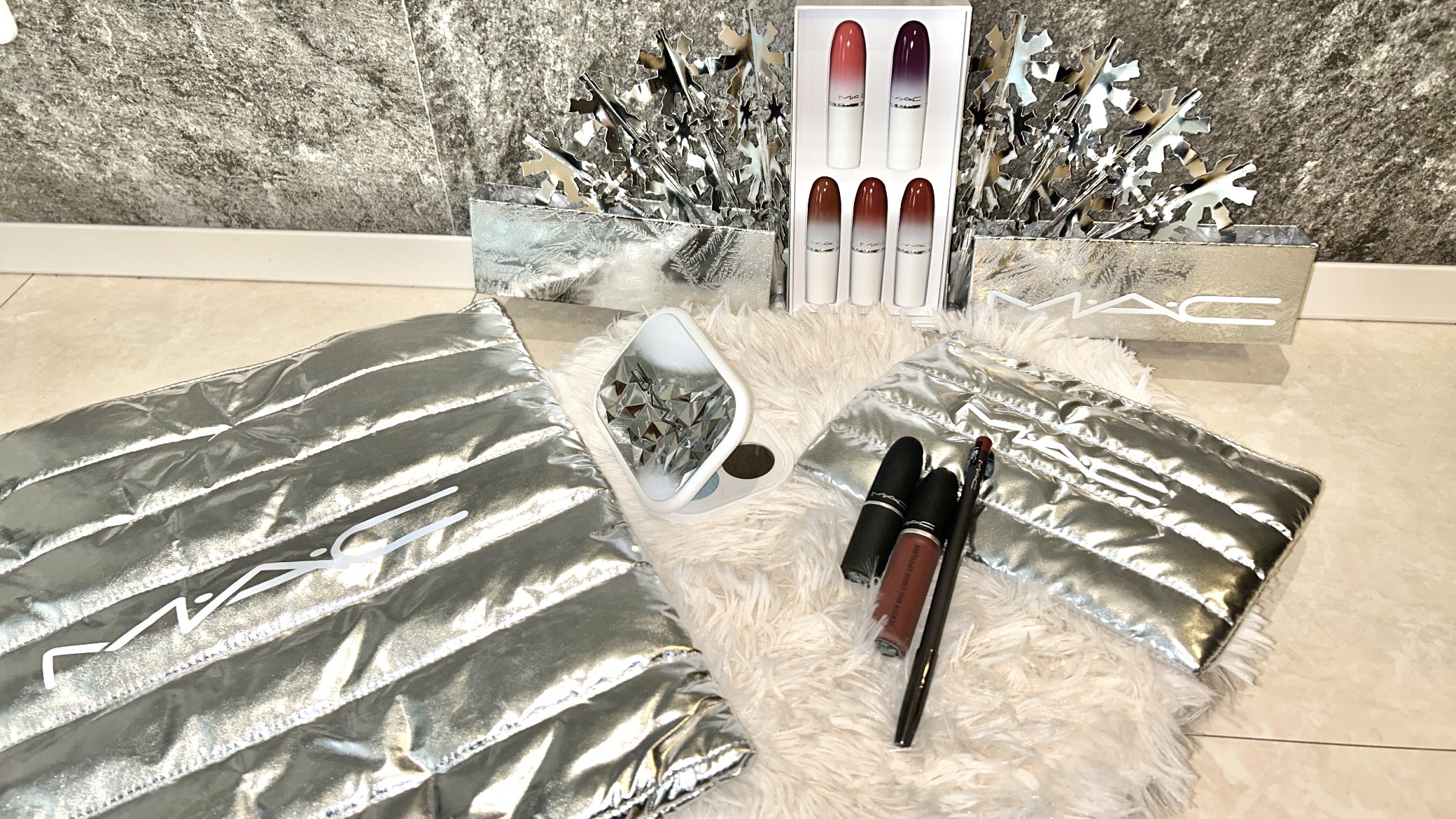 M・A・C パウダー スノー パウダー キス リップ キットのクチコミ「MAC⛄️🎄.*
パウダー スノー パウダー キス リップ キット..」（3枚目）