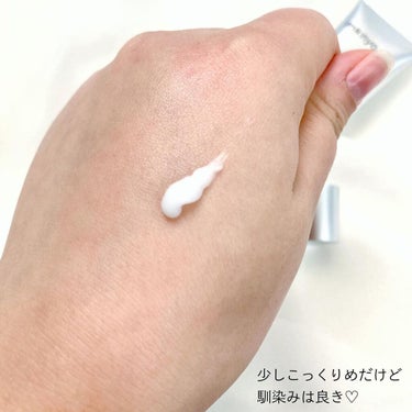 　
　☞ #manyo_factory 
　　4GF Ampoule Eye Cream
⁡
⁡
　 容量:30ml
　 価格:3500円(Qoo10公式現在)
⁡
⁡
　-Review-
⁡
　以前、魔女さんのPop upイベントに
　お邪魔した際に先行発売された
　アイクリームです♡
　
　アンチエイジング成分界隈で有名な成分
　4GFを含有しています！
⁡
　塗った感じは少しこっくりめですが
　馴染みは良き♡
⁡
　保湿されてる感がしっかりあるので
　乾燥による小じわなんかも防いで
　くれそうです！
⁡
　わたしは目元だけじゃなくこっそり
　ほうれい線にも塗り込んでます（笑）
　
⁡
✽ 気になった方は、チェックしてみてね♡
⁡

#韓国_スキンケア #韓国_クリーム #韓国_アイクリーム #manyo #魔女工場 #4gf #エイジングケア #エイジングケアクリーム  #第一印象UP作戦 の画像 その2