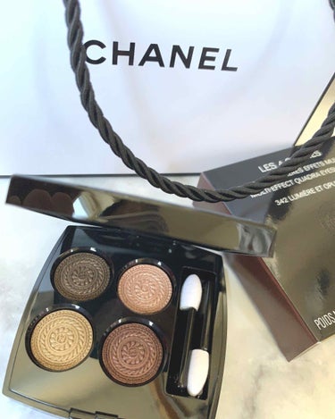 \CHANEL レ キャトル オンブル 342/

可愛すぎる~~😭😭❤️❤️❤️


2019CHANELのクリスマスコレクションの限定アイシャドウです！♡


知らない間に予約が始まってて出遅れたの