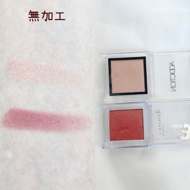 ＼ナチュラルレッドメイク👀💄💖／


動画で出しましたが、静止画でも詳しく🙋‍♀️✨



∴∵∴ ୨୧ ∴∵∴ ୨୧ ∴∵∴ ୨୧ ∴∵∴

#アディクション
ザ アイシャドウ
31 タイニーシェル

#リンメル
プリズムパウダーアイカラー
036

∴∵∴ ୨୧ ∴∵∴ ୨୧ ∴∵∴ ୨୧ ∴∵∴



タイニーシェルは、とてもナチュラルなピンクベージュ？みたいなカラー。
肌馴染みよく万能に使えます。

リンメルの方は、深みのあるレッドで、大人っぽい仕上がりに✨
冬にもピッタリ。


アイホール、涙袋にタイニーシェルを塗ります。
目尻に側にレッドを塗り、アイライナーやマスカラをして完成です。

アクセントにレッドを入れるメイクほんと好きです🥰💗

#アイシャドウ #シングルアイシャドウ
#単色アイシャドウ #デパコス #プチプラ #レッドメイク  #ナチュラルメイク  #冬に映えるメイク の画像 その1