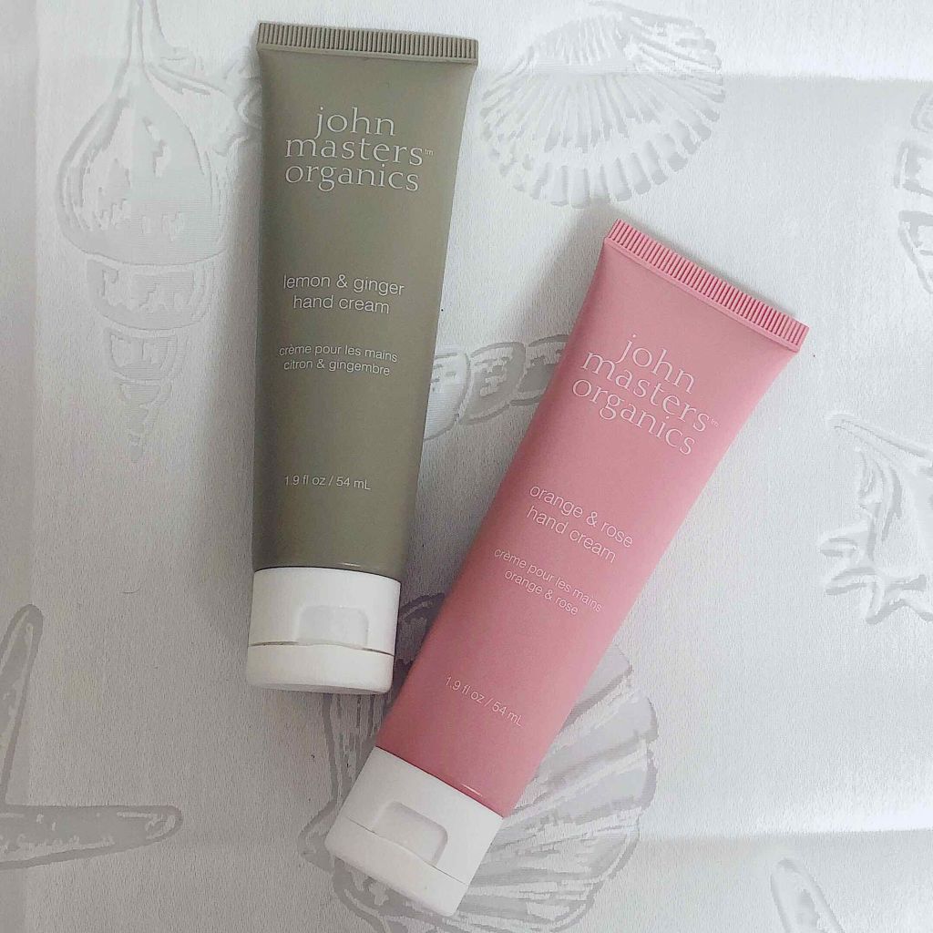 john masters organics ORハンドクリームのクチコミ「左側のグレーがレモン＆ジンジャーの香り、右側のピンクがオレンジ＆ローズの香りです( ¨̮ )
.....」（1枚目）