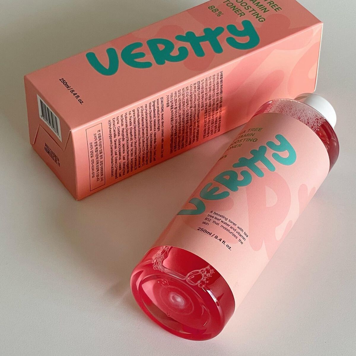 可愛すぎるトナー発見🫢💓

精製水の代わりにティーツリー葉水を使ったトナーで
88%がティーツリーなの🌿
鎮静作用があるから
赤みを抑えて生き生きとしたお肌に😉✨

ピンクなのも着色してるわけじゃなくて
ビタミンB12の色なんだよ�