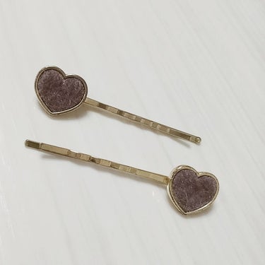 \大人っぽ♡ヘアピン/
キャンドゥ　エコファーキュートヘアピン2P
[100円＋税]

今の時期にぴったりです♡
主張しすぎないカラーとゴールドの縁が可愛すぎ…
100均には見えないです😊
他のゴールド