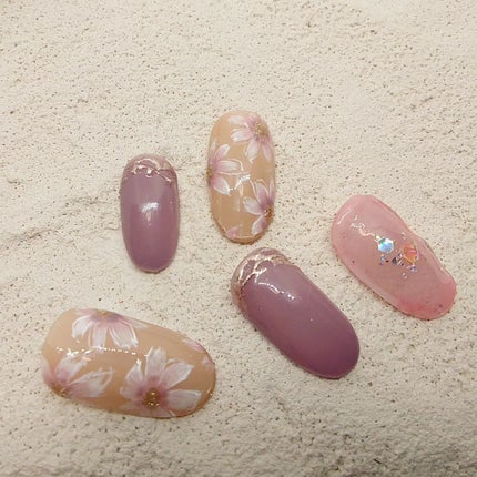 ゆき on LIPS 「あっついけど、秋桜でちょっと秋気分なネイル。まだ透け感は手放せ..」(2枚目)