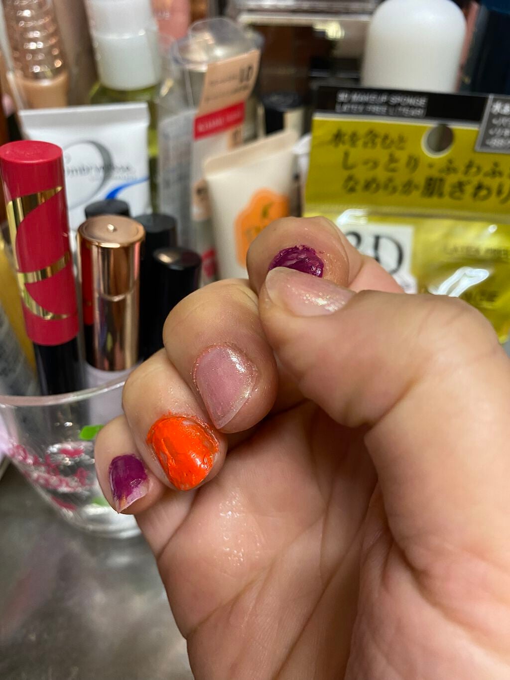 リサ・ラーソン♡クッションファンデマニア on LIPS 「結局持ち出したネイル全て塗ってみた件アハ😃(ˊᗜˋ)#カラフル..」(2枚目)