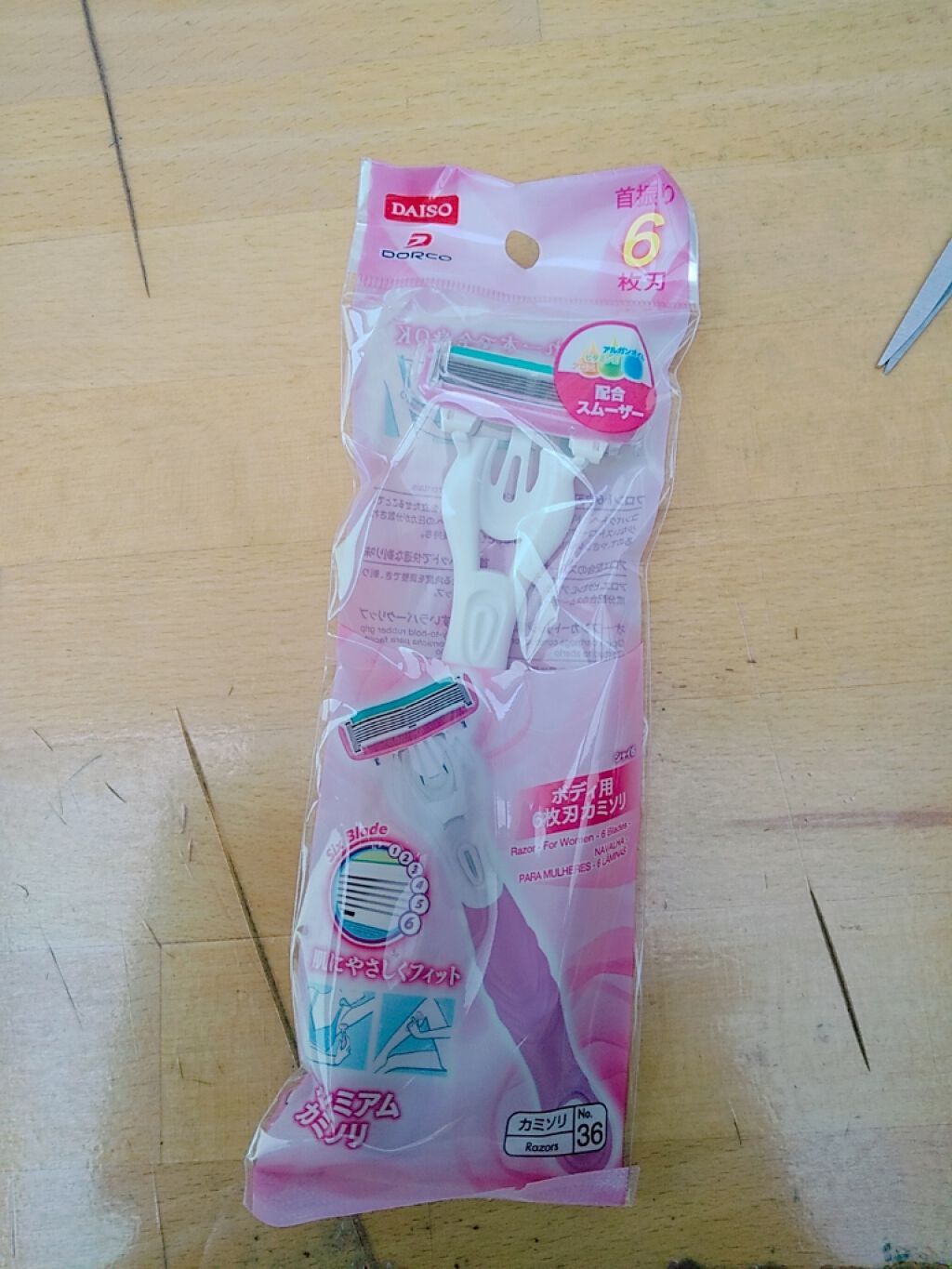 凛香 on LIPS 「今回紹介するのは、ダイソーの6枚刃カミソリです🙋(検索しても見..」(1枚目)