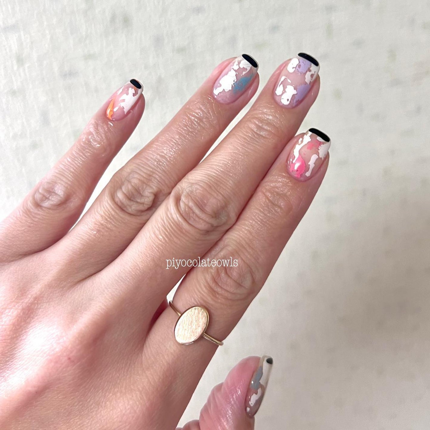 ぴよこれいと あうるす on LIPS 「爪、変えました。秒で出来る簡単デザイン。爪に何かが、付いてりゃ..」(4枚目)