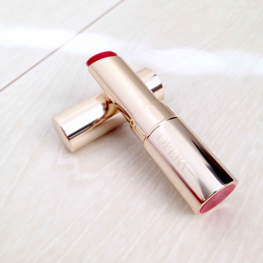 04オレンジに続いて、06ピンクレッドです。

04オレンジは私の唇に塗るとなぜかショッキングピンクのように発色してしまい単品で使うことができなかったのですが、06ピンクレッドは見たままの色味で04オレンジよりもやさしく色づいてくれるので個