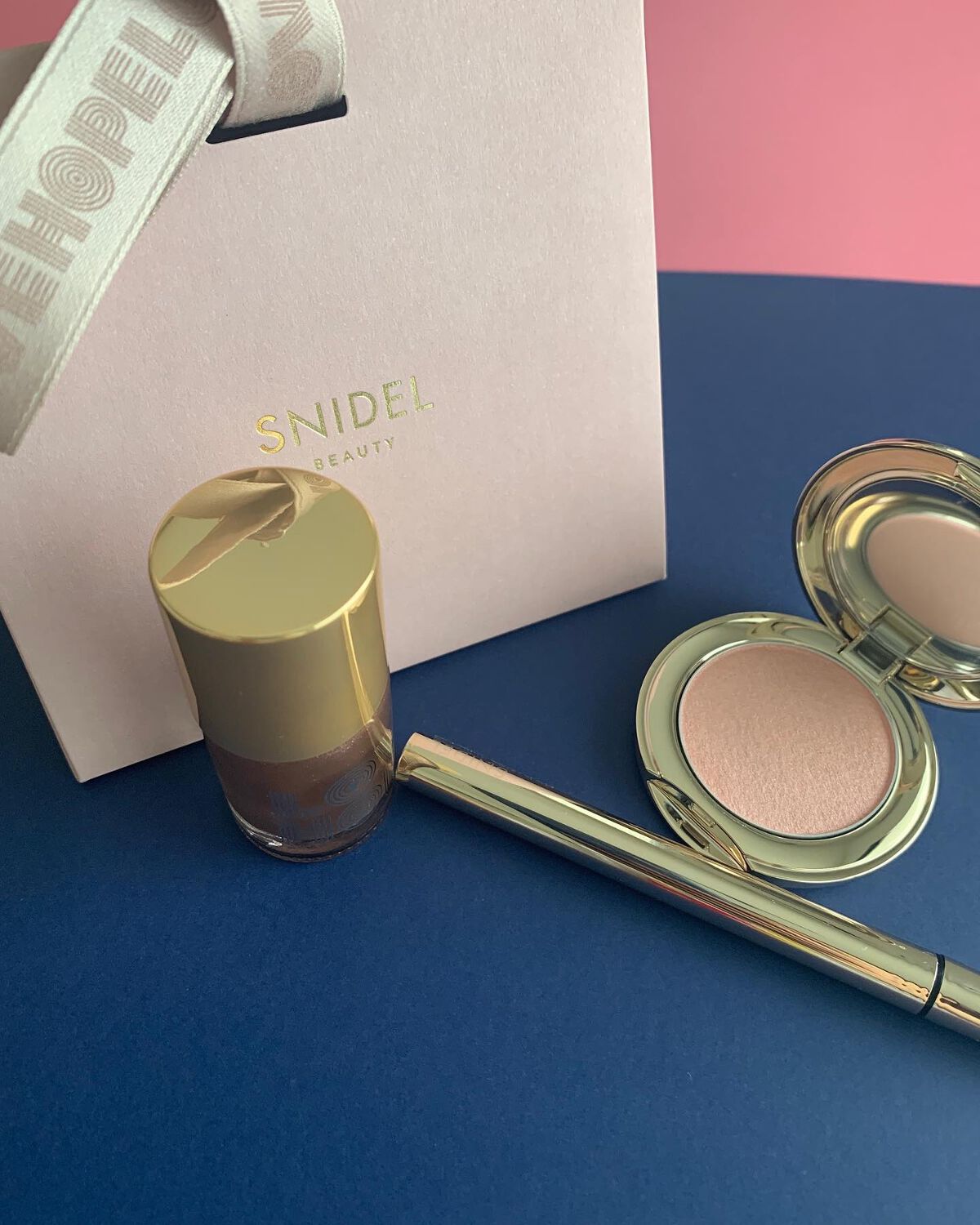 miho on LIPS 「@snidelbeautysnidelホリデーメイクアップコフ..」(1枚目)