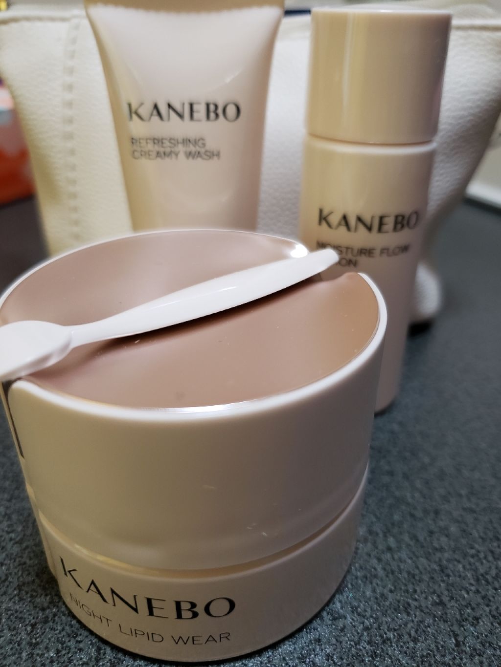 KANEBO AW マッサージ クリームのクチコミ「4月6日購入品(((o(*ﾟ▽ﾟ*)o)))

KANEBO
ナイトリピッドウェアの限定キット.....」（1枚目）