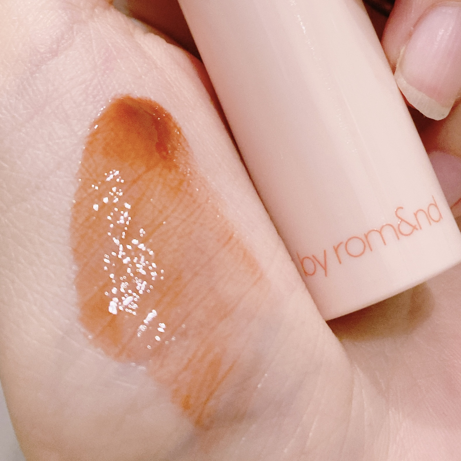 アンドバイロムアンド　グラッシーボムティント BE01 ヌーディーヌード/&nd by rom&nd/リップティントを使ったクチコミ（2枚目）