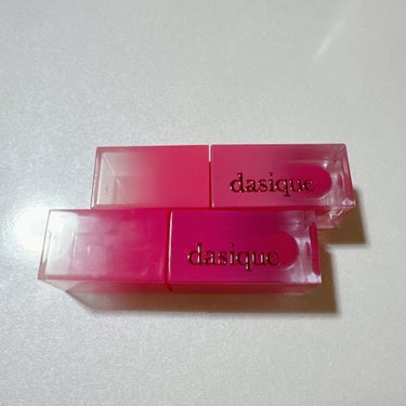 dasique ジューシーデュイティント  #04  プラムデュー  #05  モーブベリー


LIPSショッピングで購入しました！


フルーツのようなジューシーで果汁感溢れるツヤッツヤのリップです！

高保湿で、乾燥もしにくくて、ティントタイプだから、しっかりと密着してくれて、ご飯を食べたりしても落ちにくかったです！
なかなか落ちなかったので、塗り直したのは2回だけです！

オイルクレンジングしても少し色が残ってました！
クレンジングではさすがに落ちてほしいなと思うところですね、、。

 〜#04 プラムデュー〜
青みピンク味が強い色味です！
可愛らしい印象が好きな方は04です！
かなり発色が強いので最初ベタ塗りは気をつけてください！


〜 #05 モーブベリー〜
パープルが少し入ったピンクカラーです！
こちらは04に比べると発色はナチュラルです！
唇の色に近くて、すっぴんでも浮きませんでした！
ナチュラルに少し大人っぽい印象が好き中は05です！


つやつやなリップが好きで、お出かけやデートの時に絶対色が落ちてほしくない時におすすめです！


#デイジーク #dasique #リップ #ティントリップ #リップティント #ツヤリップ #ブルベ夏 #韓国コスメ #韓国リップ #韓国化粧品  #韓国コスメ購入レポ の画像 その1