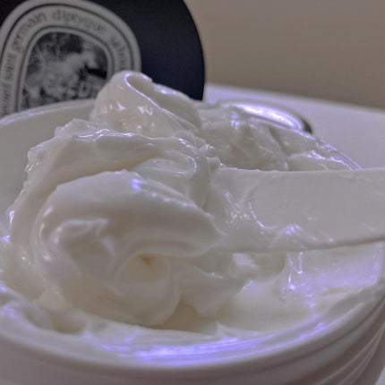 diptyque ボディバーム フルール ドゥ ポーのクチコミ「華やかな薔薇の香りも
相手を挑発するような麝香の香りも
セクシーな香りには違いないけれど
湯上.....」(1枚目)