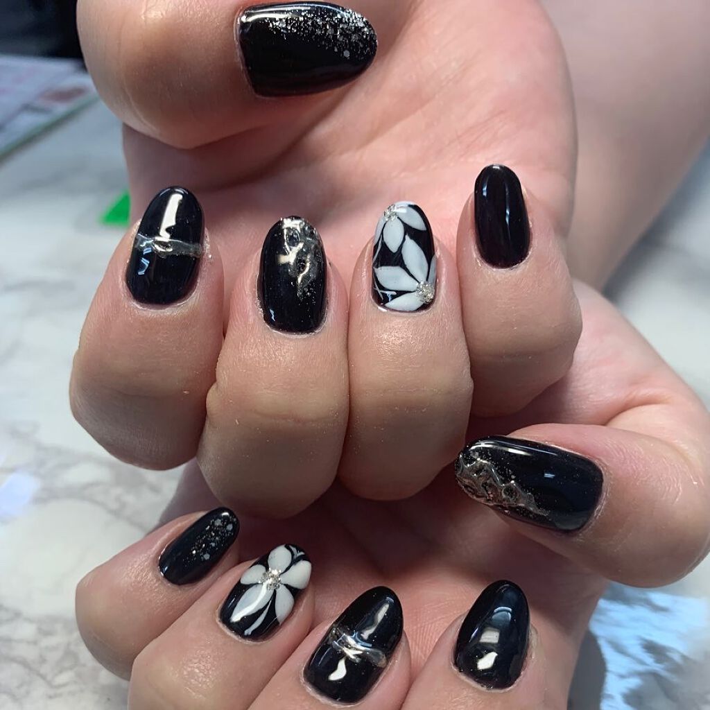 Tsubasa@ダイエット中 on LIPS 「今回もネイルモデルしてきました!フラワーネイルで、黒ベースです..」(1枚目)