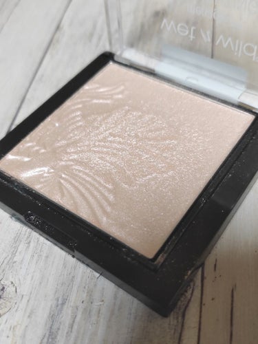 MegaGlo Highlighting Powder/wet 'n' wild/ハイライトを使ったクチコミ（2枚目）