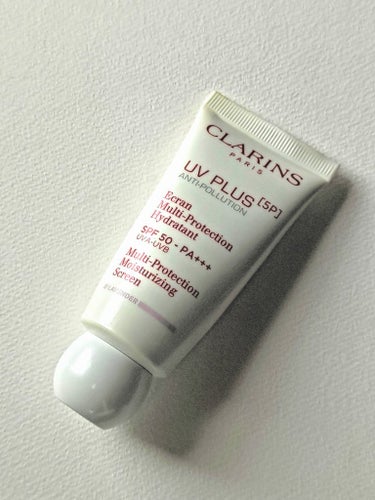 CLARINS UVプラス 5P モイスチャライジング マルチ デイ スクリーンのクチコミ「【使い方を見直したら、大復活！】
顔には上手く使えなかったけど
手の甲に塗るとトーンアップして.....」（2枚目）