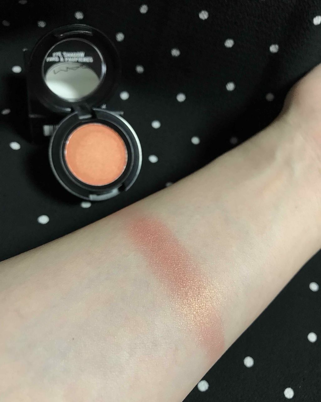 スモール アイシャドウ サスピシャスリー スウィート/M・A・C/単色アイシャドウを使ったクチコミ（2枚目）