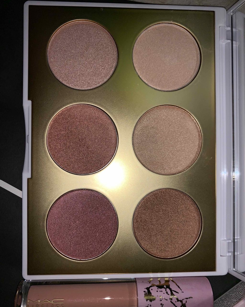 M・A・C イグナイト ワンダー フェイス パレットのクチコミ「パッケージとてもかわいい♡
夏っぽいゴールドカラーのキラキラが…
カラーを混ぜれば色白、日焼け.....」（2枚目）