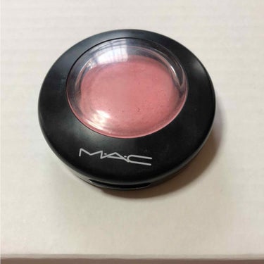 Macのチークです！
写真は濃い目に見えますがほんのりピンクで
かわいいです😍
一年近く使っていますが減りがありません！
甘い匂いがします！
ずっとお気に入りで使っています！