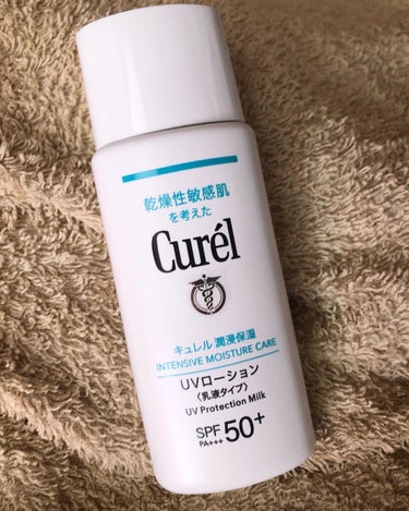 花王株式会社からの提供で
⁡
キュレル　潤浸保湿　ＵＶローション
６０ｍｌ
医薬部外品
を使用しました☀️
⁡
⁡
キュレルの日焼け止めローションです。
顔、からだ用のもので、
SPF50+
ＰＡ+++
⁡
白基調に水色の優しい色合いは、Curel！って感じしますよね😳
使用する前に上下にカチカチとよく振ってから出します。
中の日焼け止めローションは白色で、サラッとした軽めのテクスチャー。
スっと伸ばしやすい感じがし、塗ったあとは少し塗布した箇所が分かるように白っぽくなった気がしました。
ベタベタしないので使い勝手が良い気がしました🥹
⁡
✼••┈┈••✼••┈┈••✼••┈┈••✼••┈┈••✼
⁡
⁡
紫外線・乾燥から肌を守る。
夕方まで潤い続くＵＶ
⁡
紫外線・乾燥から肌を守り、消炎剤配合で肌荒れを防ぐ。セラミドケア※１できるＵＶ。 
●保湿成分（セラミド機能成分※２、ユーカリエキス、アスナロエキス）配合。夕方まで潤い肌が続きます。 
●負担感のない、すっとなじむローションタイプ。
●ちり・ほこり・花粉といった汚れの付着を防ぐ。
●化粧下地としても。 
●赤ちゃんのデリケートな肌にも使える。 
※１セラミドの働きを補い潤いを与える 
※２ヘキサデシロキシＰＧヒドロキシエチルヘキサデカナミド 
【医薬部外品】
⁡
⁡
#キュレル　#夕方まで潤い続くUV　#潤浸保湿　
#UVローション
#PR #本気の日焼け対策  #ツヤ肌スキンケア  #ヨレないベースメイク の画像 その0