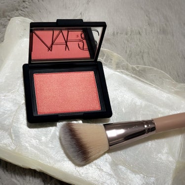 NARS ブラッシュのクチコミ「NARS
ブラッシュ4077 ORGASM X

コーラル系の色味がベースになっていて
そこに.....」（2枚目）