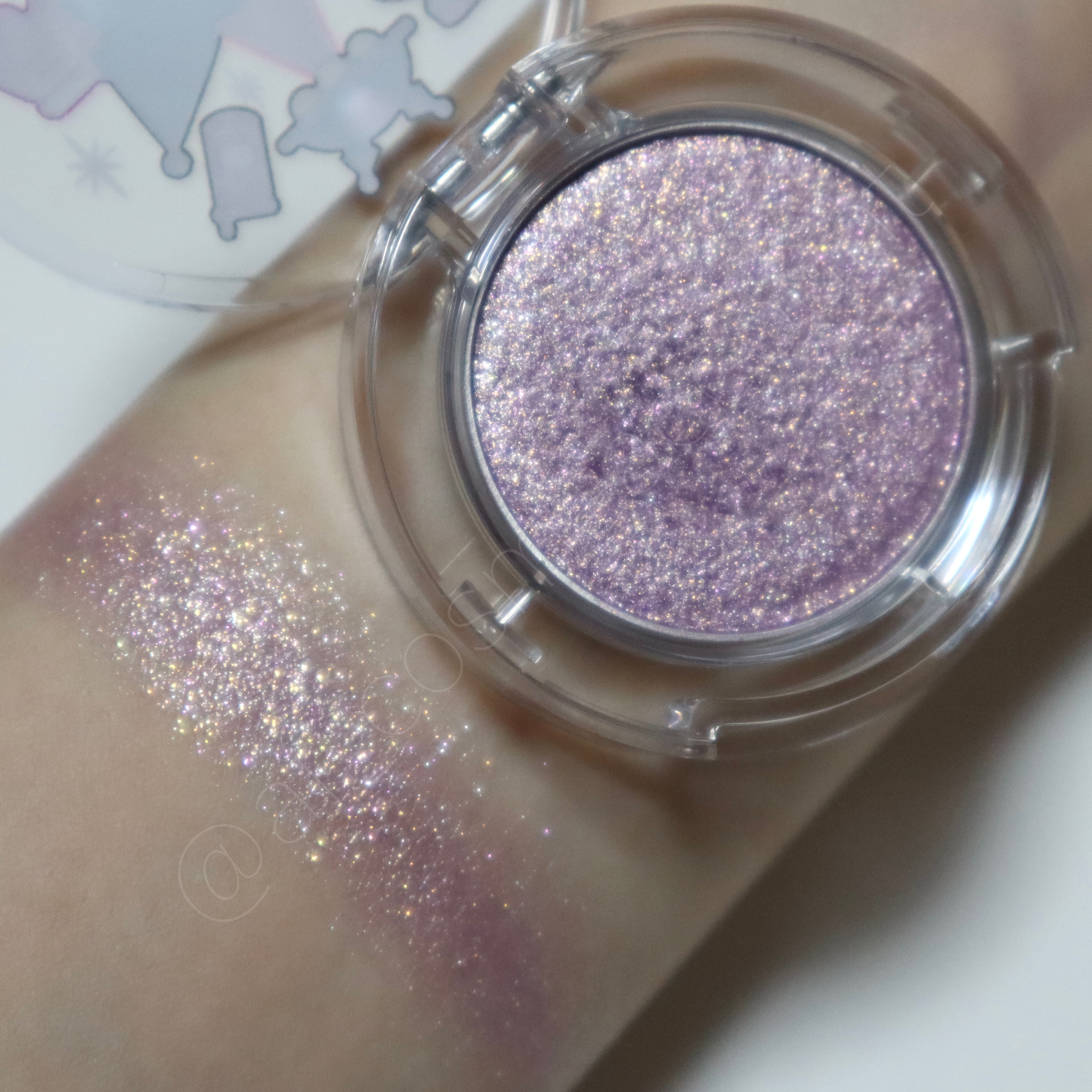 マルチグリッターカラー 21 KUROMI Limited Color（クロミ 限定）/ENBAN TOKYO/単色アイシャドウを使ったクチコミ（2枚目）