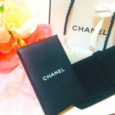 CHANEL オイル コントロール ティッシュのクチコミ「友達への誕生日プレゼントの1つとして
買ったんだけど自分用にも買っちゃった
(๑>؂•̀๑)ﾃ.....」（1枚目）