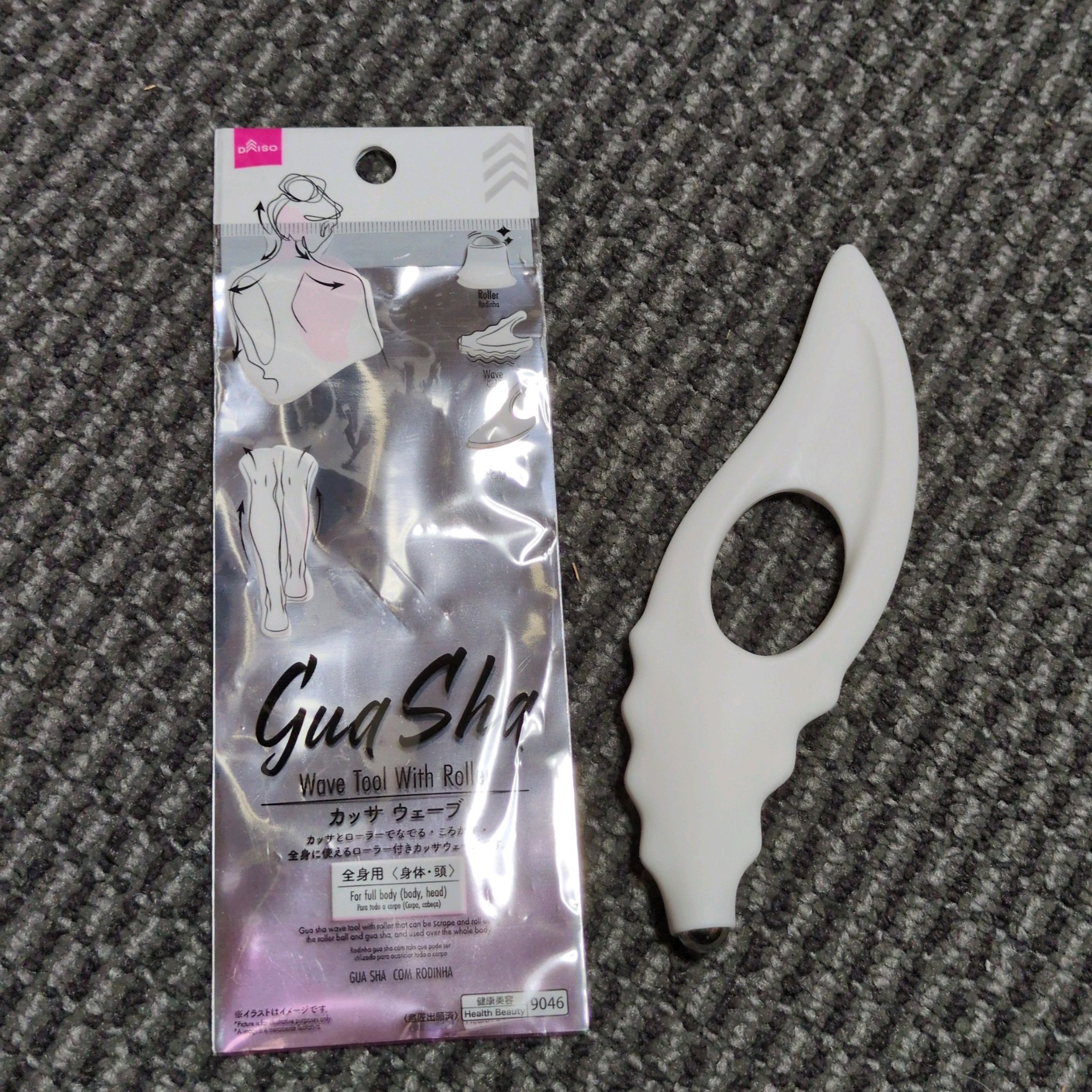 DAISO カッサ ウェーブ（ローラー付）のクチコミ「【使った商品】
DAISO　カッサ ウェーブ　ローラー付

【商品の特徴】
カッサとローラーで.....」（1枚目）