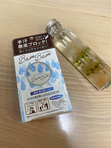 べっぴんボディ　薬用アセブロックバムバムを使ってみました。

手汗で悩んでいませんか？
実は私も悩んでいます。

74%の方が手汗に悩んでいるそうです。

こちらは制汗バームで、手汗や足汗やワキ汗で悩んでいる方にぜひ使ってほしいです。

有効成分のフェノールスルホン酸亜鉛が毛穴をひきしめ汗を元からブロック。

マイクロパウダー配合で嫌なべたつきを防ぎ、サラサラ質感をキープ。

殺菌成分シメン-5-オールが菌を分解し、お肌を清潔に保ちます。
さらに植物由来の柿タンニンやシャクヤクエキスを配合。

汗をかいてしまった後もメントールが汗と反応してほてったお肌をクールダウン。
(国産・無添加処方)
無合成色素・無香料

使い方は、手や足、ワキなどの汗が気になる部分に汗をかく前に塗布。

大きさは、両手のひらでパール粒大が目安になります。

20g(120回分) /1,600円(税別)

使ってみた感想は、テクスチャーがさらっとしていて、すぐにスマホを触っても平気なくらいでした。
メントールの香りがほんのりして、スースーしました。

まだそこまで汗をかいていないのですが、これは効果がありそう。
一切ベタつかないで肌に馴染む。
これはこの夏大活躍しそうです。の画像 その0