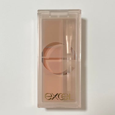 キレイが続く！✨優秀3色コンシーラー

《excel エクセル》サイレントカバー コンシーラー

♡商品情報

ヨレない超高密着の3色パレットコンシーラー。
3色のスキンカラーであらゆる肌色・肌悩みに対応し、トラブルの見えない均一な美肌をつくる。
単色でも、3つのカラーを混ぜても使用可能。

ヨレにくさにこだわった硬めのテクスチャーで超高密着を実現。時間が経っても小ジワなどに溜まりにくく、動きの激しい目元・口元でも長時間ヨレずにキープ。
ピンポイントに塗りやすい、小回りの効くオリジナルWブラシ付き。

A ブラウンベージュ:しみ、口元のくすみ、にきびあとなどをしっかりカバー。 
B オレンジベージュ:青みがかったクマに血色感をプラス。いきいきした目元に。
C ライトベージュ:AやBの上に重ねたり、混ぜて明るさを調整。小鼻の赤みにも。


♡使ってみて

目の下のくま、小鼻の赤み、口角に使ってます。
大体真ん中のBのカラー🧡
AやBの後にCを重ねると、自然に馴染む😌

色んなコンシーラーを使ってきたけど、
時間が経つと乾燥して浮いてきたり、シワが目立ったりするものもあって、、
でもこれは乾燥がほとんど気にならず、満足☺️✨

やや硬めのテクスチャーで、ブラシで乗せたときの伸びはイマイチ。
それを指やスポンジでポンポンすれば、馴染んでくれます。

スリムで安っぽくない見た目も含めてお気に入り💖


 #正直レビュー  #私のクマカバー法 の画像 その1