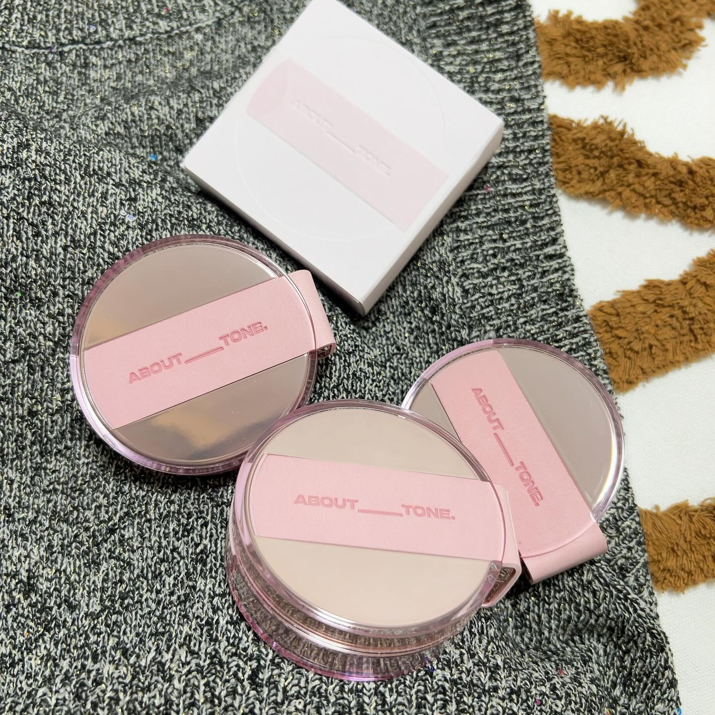 ♡
パッケージがかわいすぎませんか？？🥺
@about___tone_jp の
【ザ・ブラーパウダーパクト】
01ライト・02ナチュラル・03ラベンダー🪻
の3色展開で、どれも肌をワントーン
明るく見せてくれる*🫶🏻

これからの季