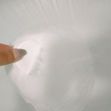 WHITH WHITE 炭酸入浴剤のクチコミ「炭酸が溶け込んだお湯が血行を良くし、1日の疲労を回復。硫酸Na、炭酸水素Na、炭酸Naの3つの.....」（2枚目）