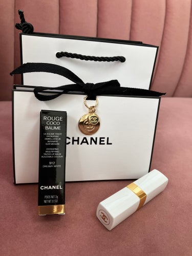 CHANEL
シャネル ルージュ ココ ボーム
912
ドリーミー ホワイト

透明リップにほんのりラメが入ってて可愛いです！