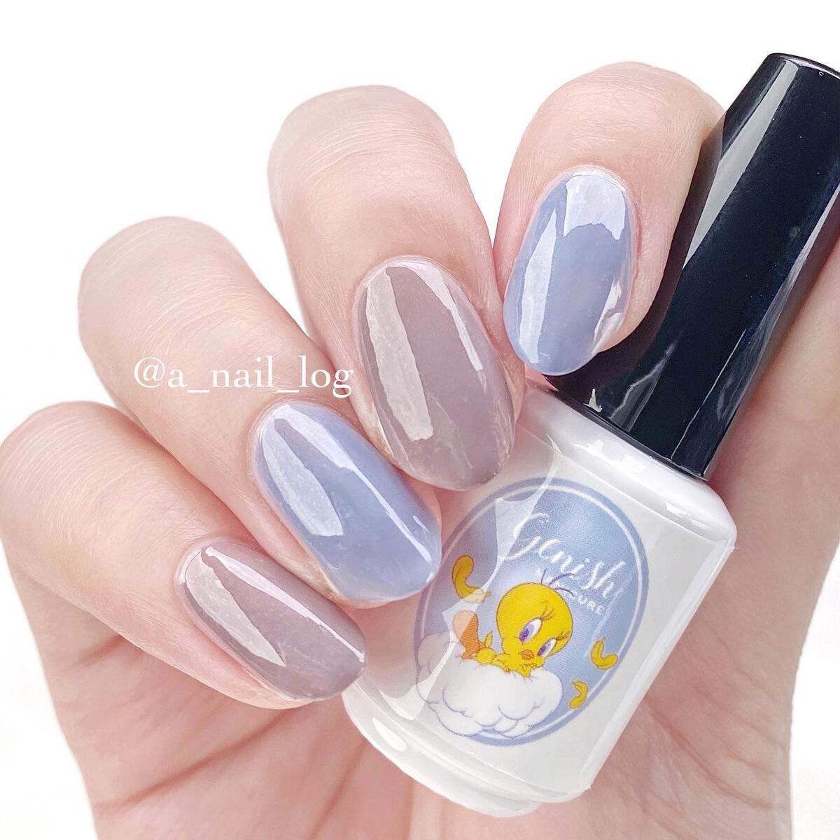 『ルーニー・テューンズ』×『ジーニッシュマニキュア』トゥイーティーコラボカラーのご紹介です🐥

こちらPLAZA・MINiPLA限定発売で
数量にも限りがあるので気になる方はお早めに！

ㅤㅤㅤ
❏ 𝗣𝗟𝟬𝟭 𝗪𝗜𝗡𝗞