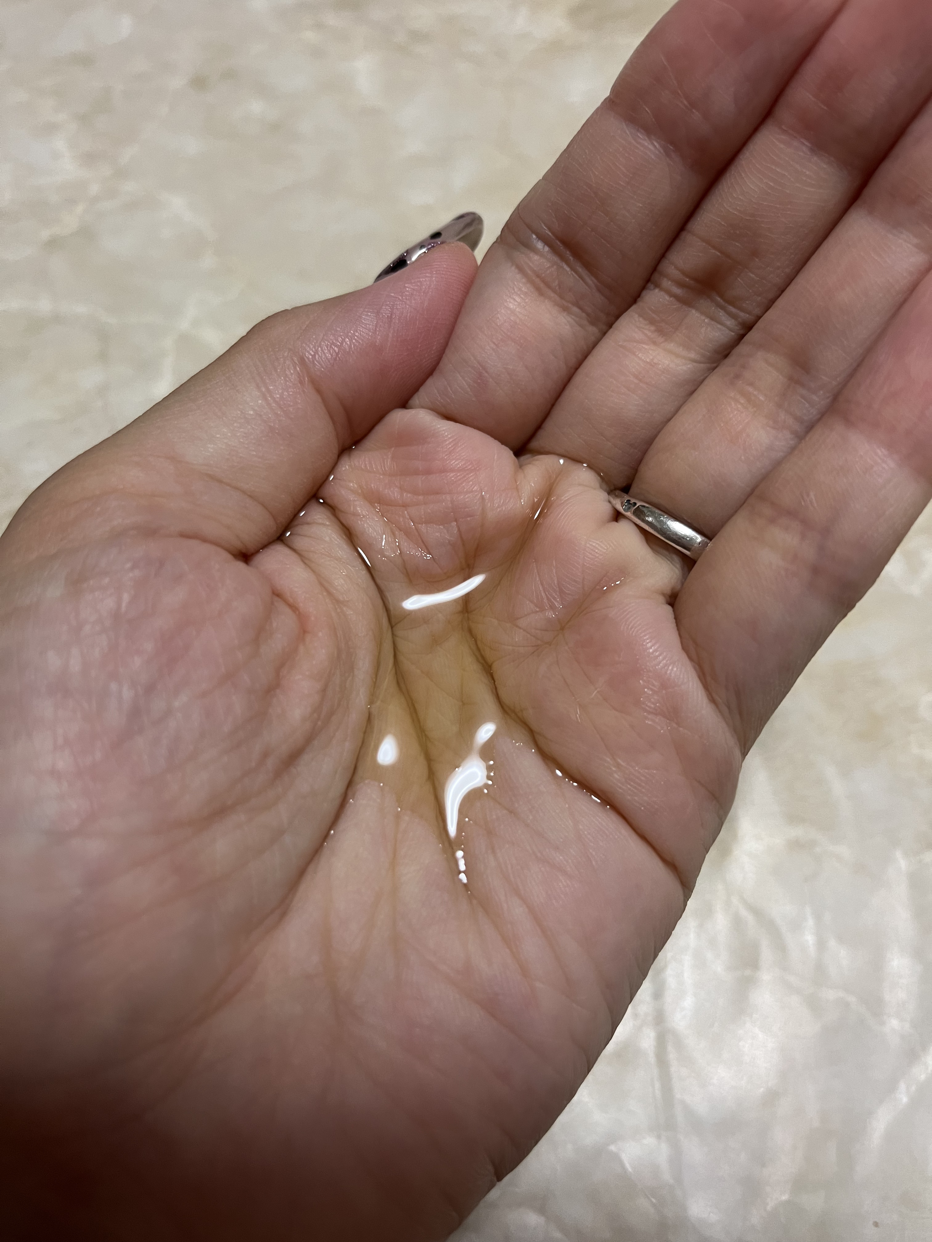 アーモンド モイスチャライジングシャワーオイル/L'OCCITANE/ボディソープを使ったクチコミ（3枚目）