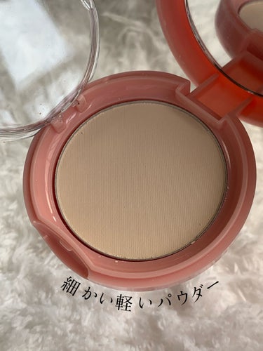 TONYMOLY Melting Fixer Pactのクチコミ「サーモンピンクのパッケージが、かわいい💖
サラサラのパウダーとスルスル描けるコンシーラースティ.....」（3枚目）