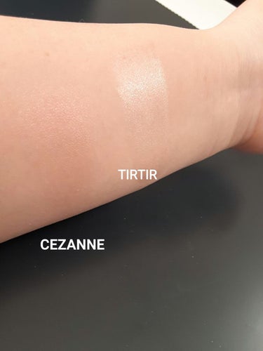 TIRTIR  HIGHLIGHTER(シマー)

スティックタイプのハイライター‼️
色んな方の口コミを拝見した限り、
ファンデの上から塗るとよれてしまうみたい💦
触った感じ、ペタペタしてオイル感があり、仕込みに使うのが良さそうです💡

定番のセザンヌ　パールグロウハイライト(02 ロゼベージュ)とも比較してみました❗
つやんつやん❤
分量間違えたら、テカテカしてしまいそう😭
1度手に出してから、塗って使用していきたいと思います✨

#TIRTIRの画像 その2