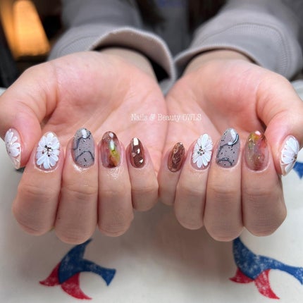 ぴよこれいと あうるす on LIPS 「こう見えて#ウェディングネイルやりたいデザインをばーーーーーっ..」(5枚目)