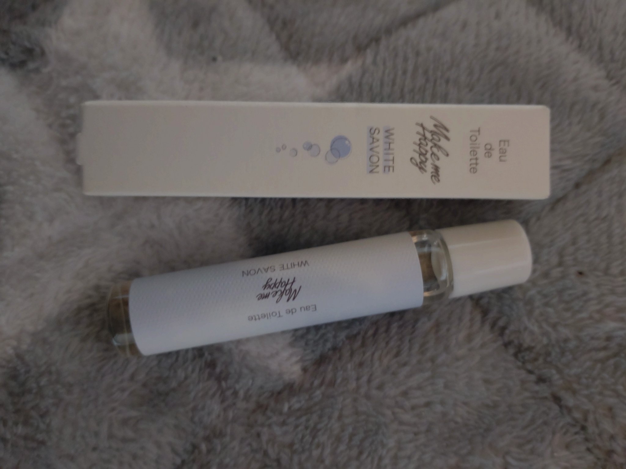 メイクミーハッピー　オードトワレ
WHITESABON

です

ロールオンタイプで使いやすいです！！
普段香水などつけないので、
香りの持ちなどの違いがわかりませんが…

つけてすぐは少しアルコールの香りがあったような
でもすぐ消えました