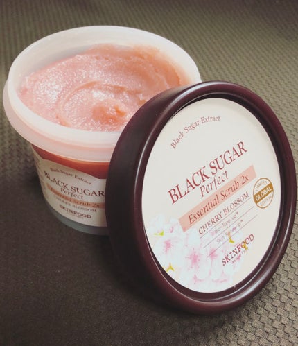 ブラックシュガー パーフェクトエッセンシャルスクラブ 2X チェリーブロッサム/SKINFOOD/洗い流すパック・マスクを使ったクチコミ(2枚目)