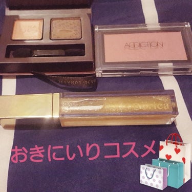 
最近のおきにいりコスメメモ✏💓


まずはおきにいりのリップ💄💋✨

⭐ボリカリッププランパープラスカラー《スターリットゴールド》

イエローのベースカラーにゴールドラメのリップ(^з^)-☆
唇につ